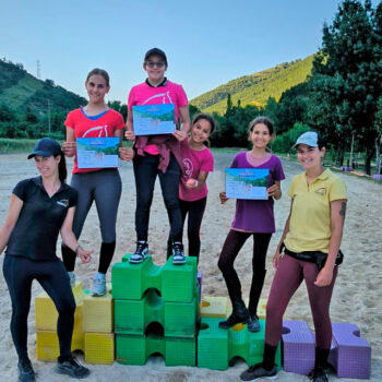 participantes en el campamento hipico recibiendo sus diplomas