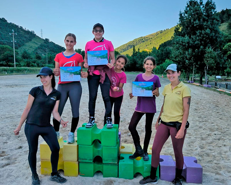 participantes en el campamento hipico recibiendo sus diplomas