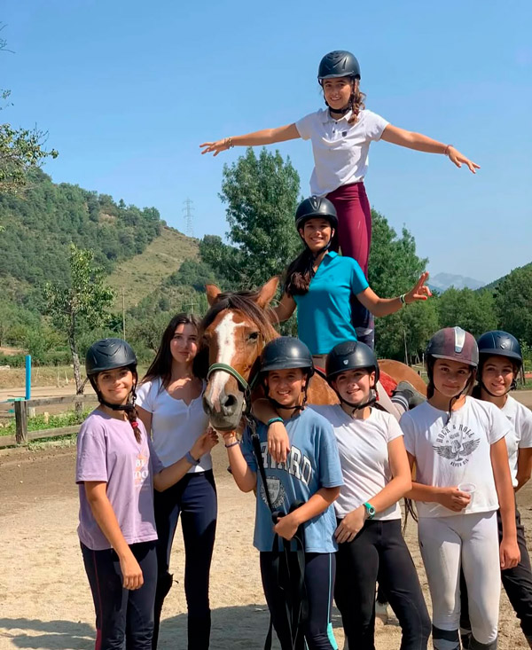 niñas participantes en el campamento de verano de equitacion